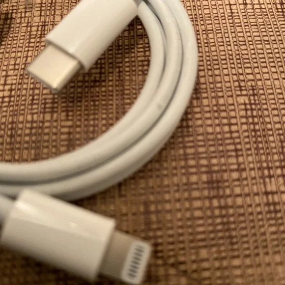 Apple USB-C-to-Lightning Charging Cable 1M,  Authentic NEW Open Box. - Picture 2 of 4